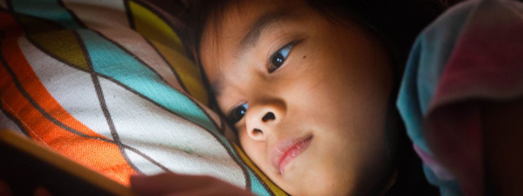 Estudo liga uso excessivo de ecrãs a problemas de saúde mental em crianças