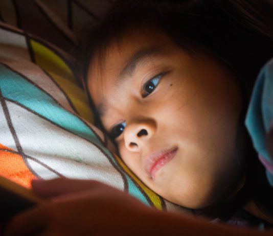 Estudo liga uso excessivo de ecrãs a problemas de saúde mental em crianças